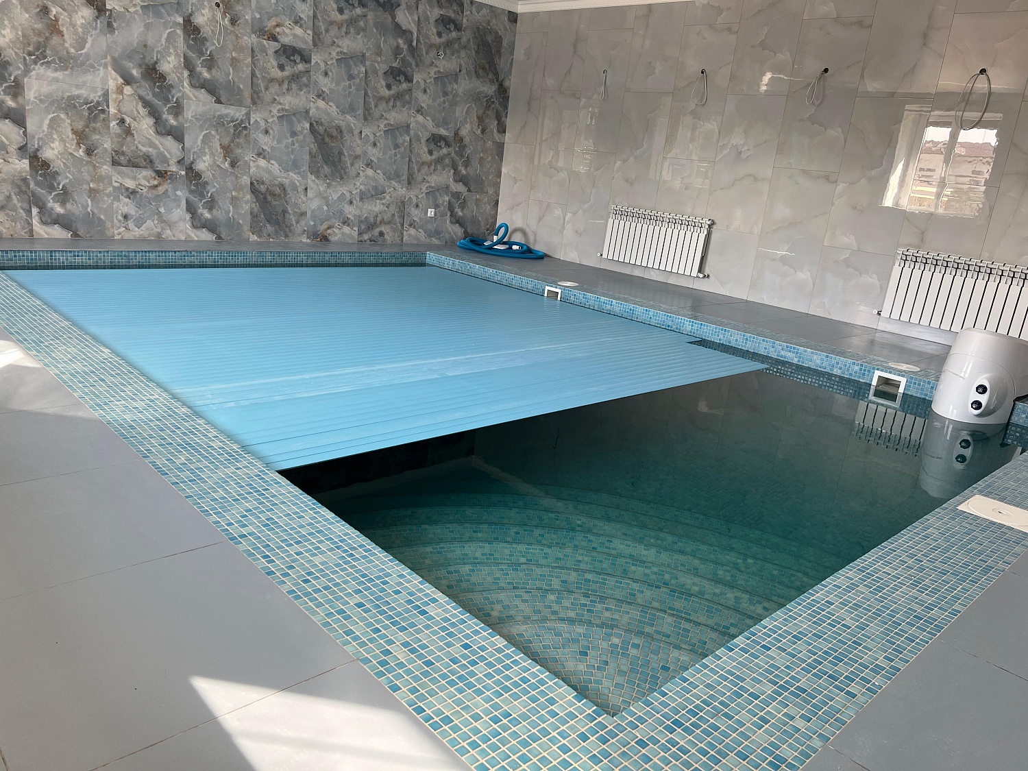 Бассейн с двумя гидромассажами и автоматическим жалюзи для бассейна