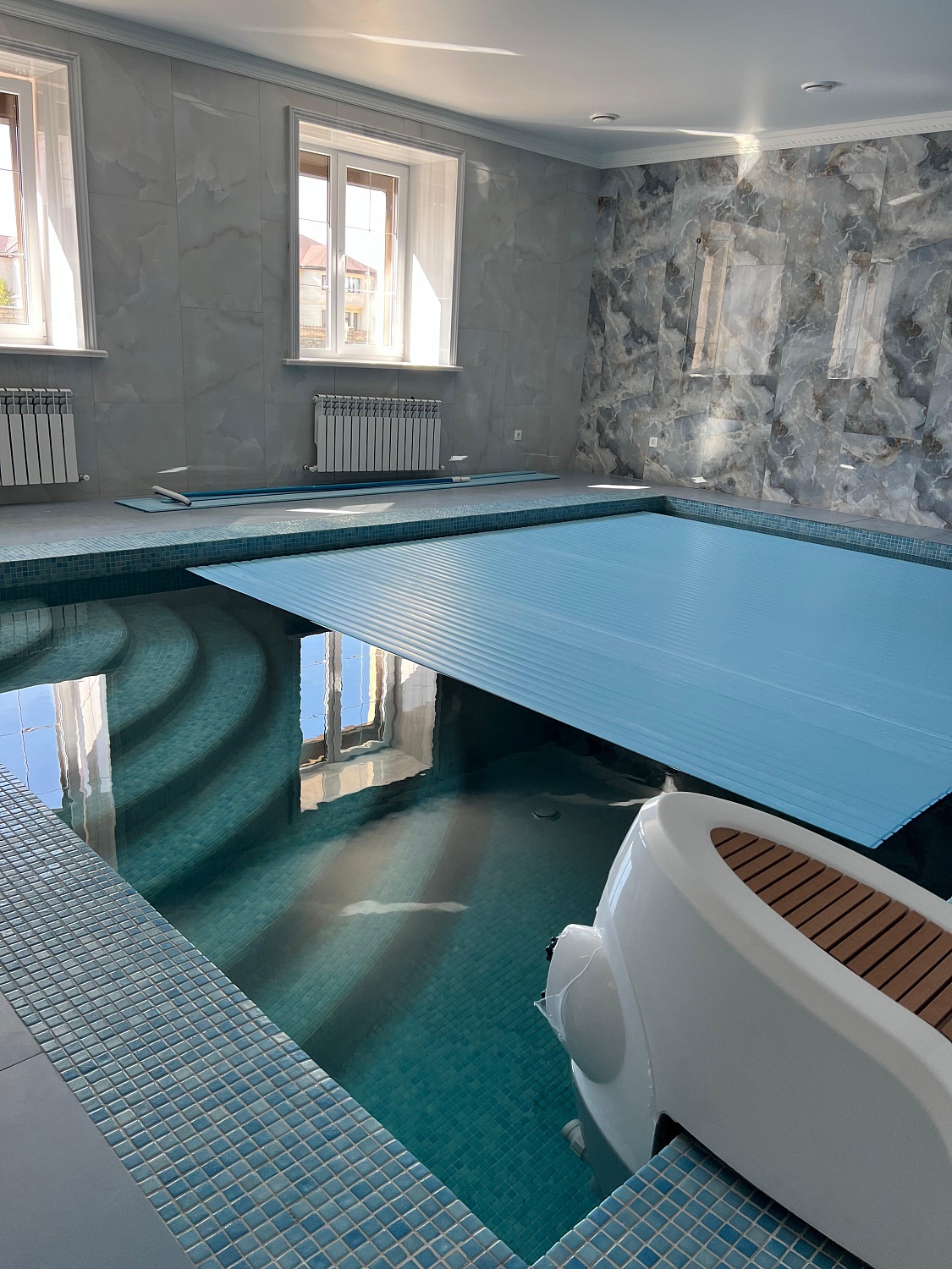 Бассейн с двумя гидромассажами и автоматическим жалюзи для бассейна