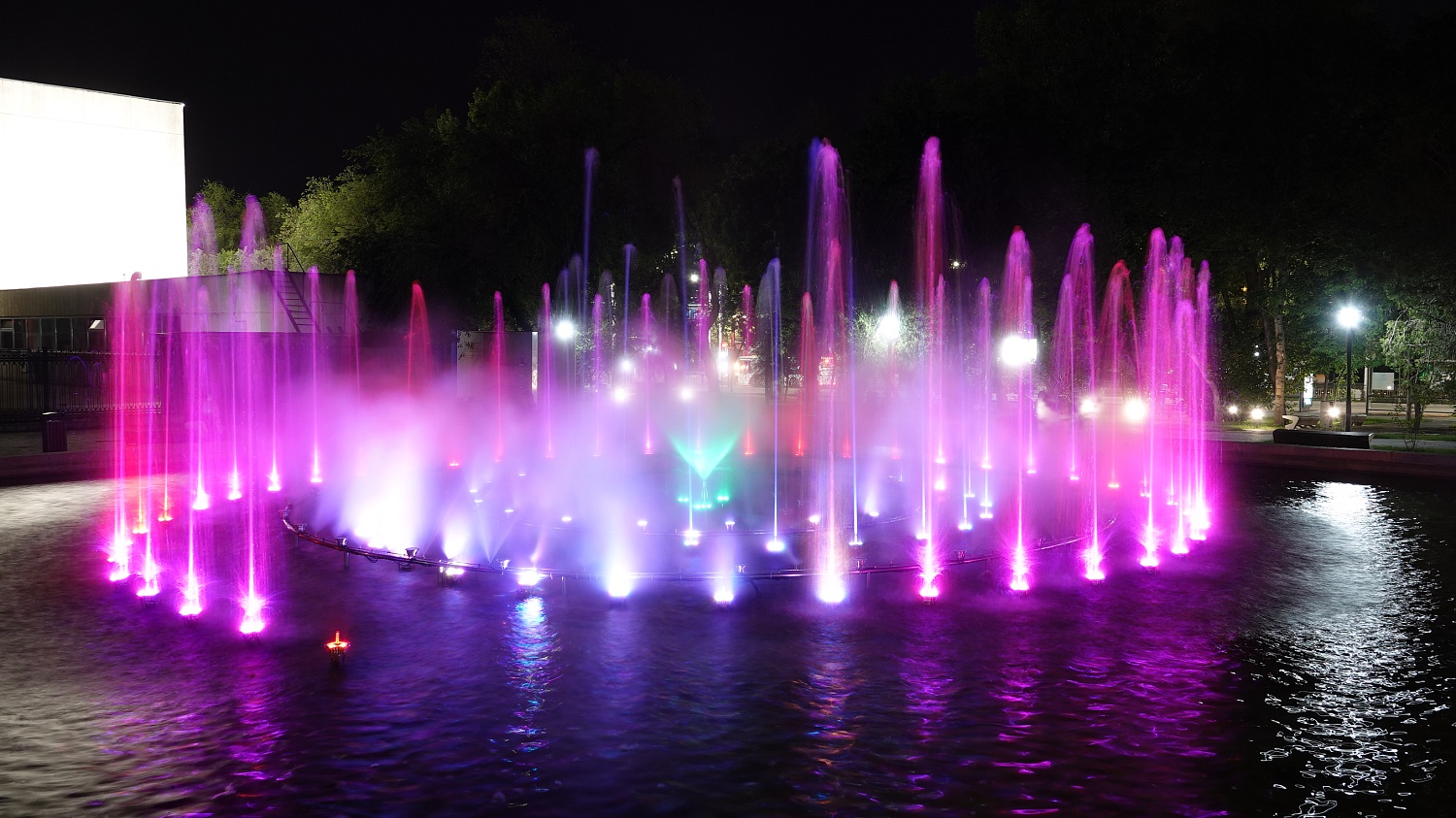 Фонтан у Национальной библиотеки, г. Алматы