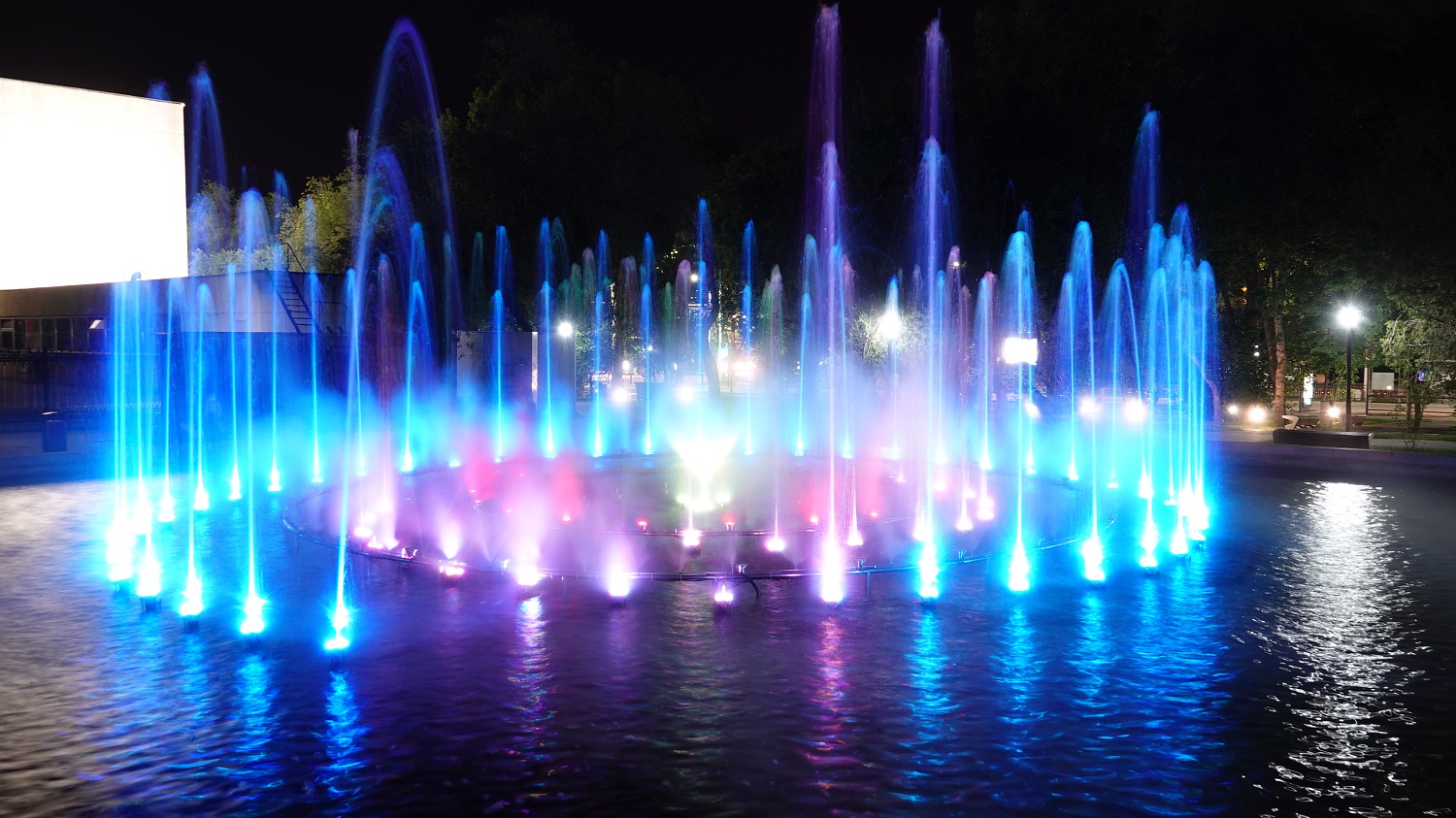 Фонтан у Национальной библиотеки, г. Алматы