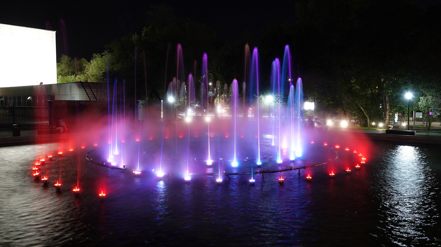 Фонтан у Национальной библиотеки, г. Алматы