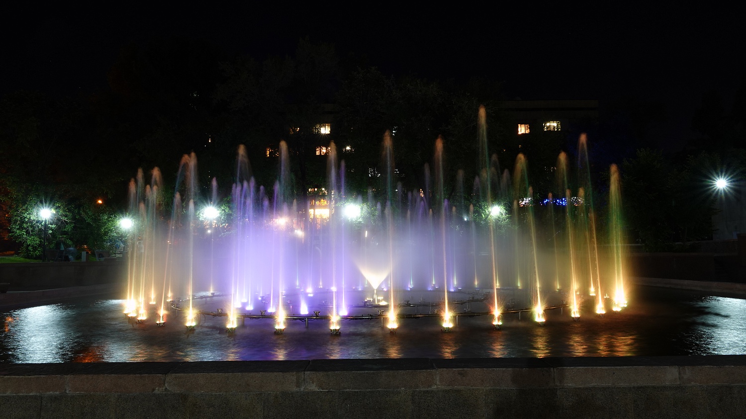 Фонтан у Национальной библиотеки, г. Алматы