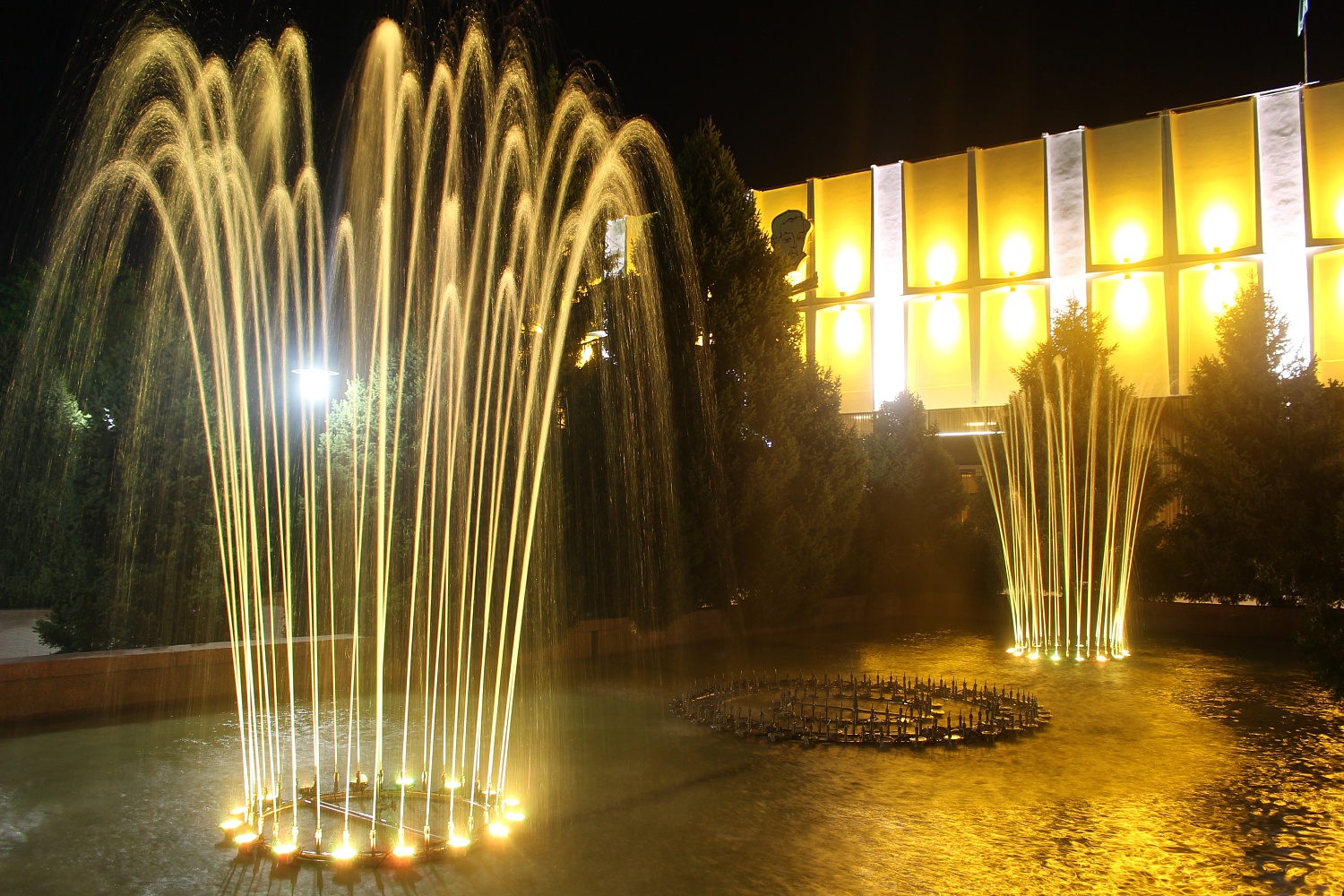 Фонтан у драмтеатра им.Лермонтова